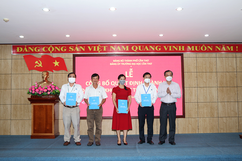 Đ/c Nguyễn Thanh Phương trao Quyết định thành lập Đảng bộ Khoa Phát triển Nông thôn cho các đồng chí trong Ban Thường vụ Đảng ủy khoa
