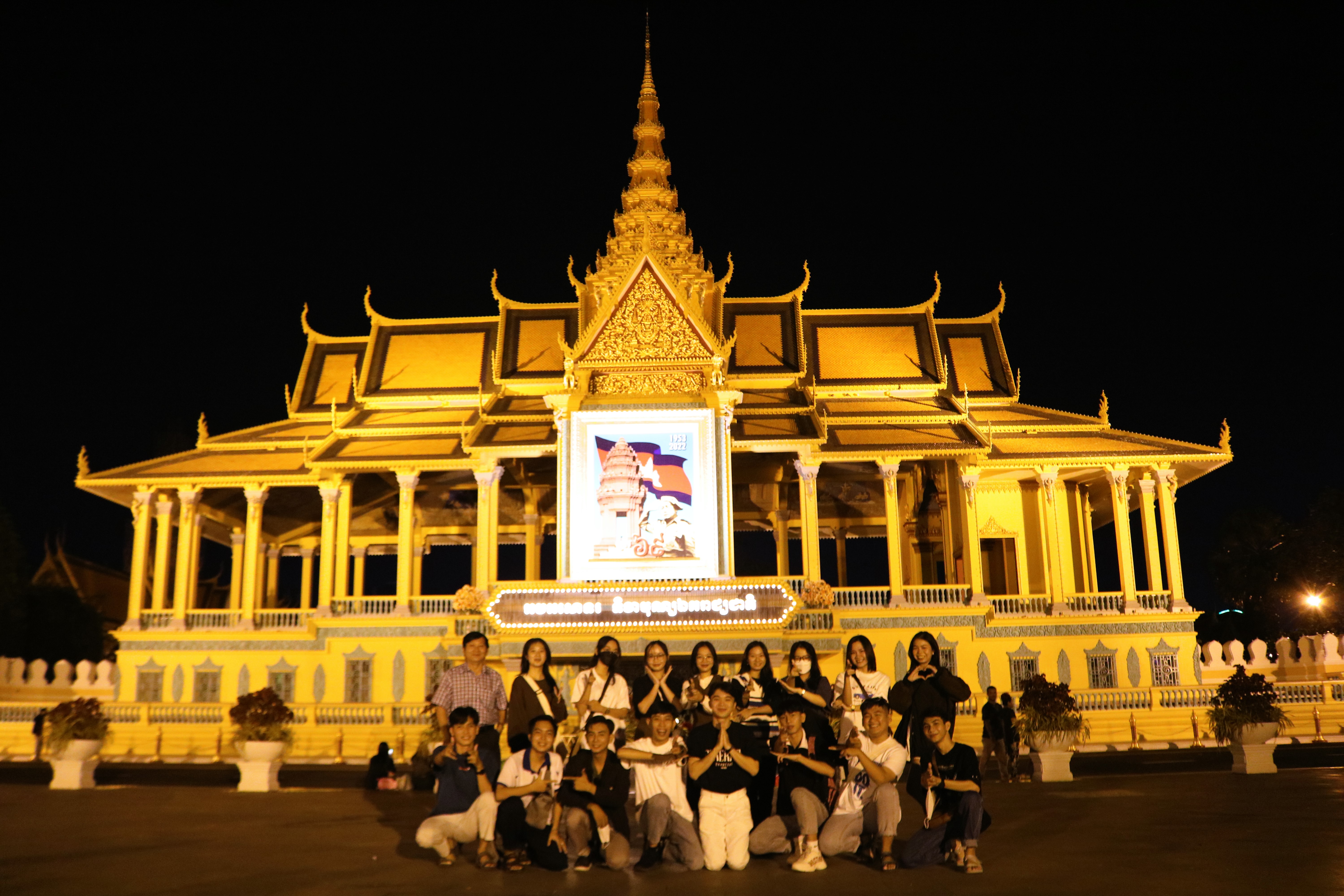 Đoàn CRD chụp ảnh lưu niệm tại Hoàng cung của Hoàng gia Campuchia