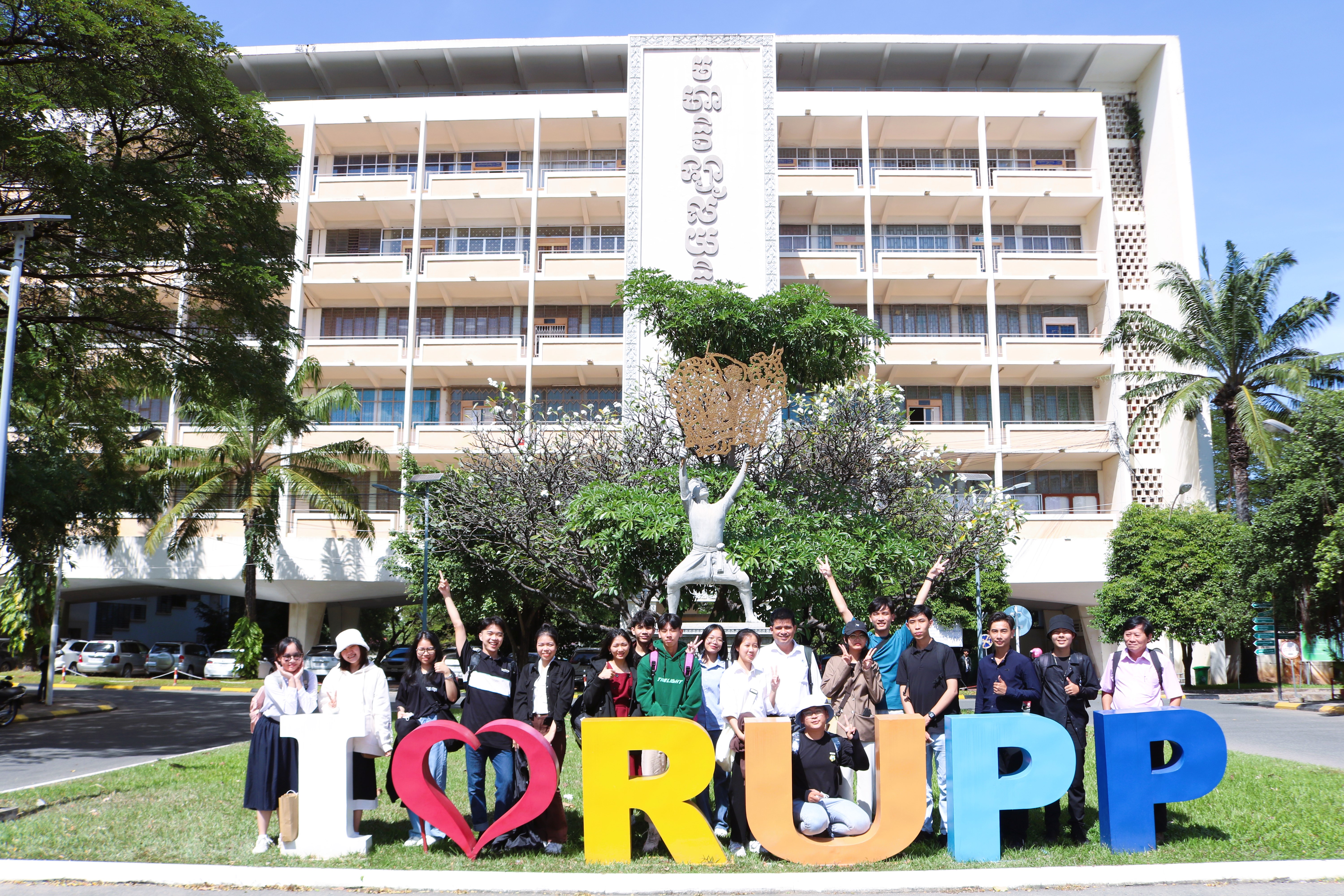 Đoàn CRD chụp ảnh lưu niệm ở RUPP