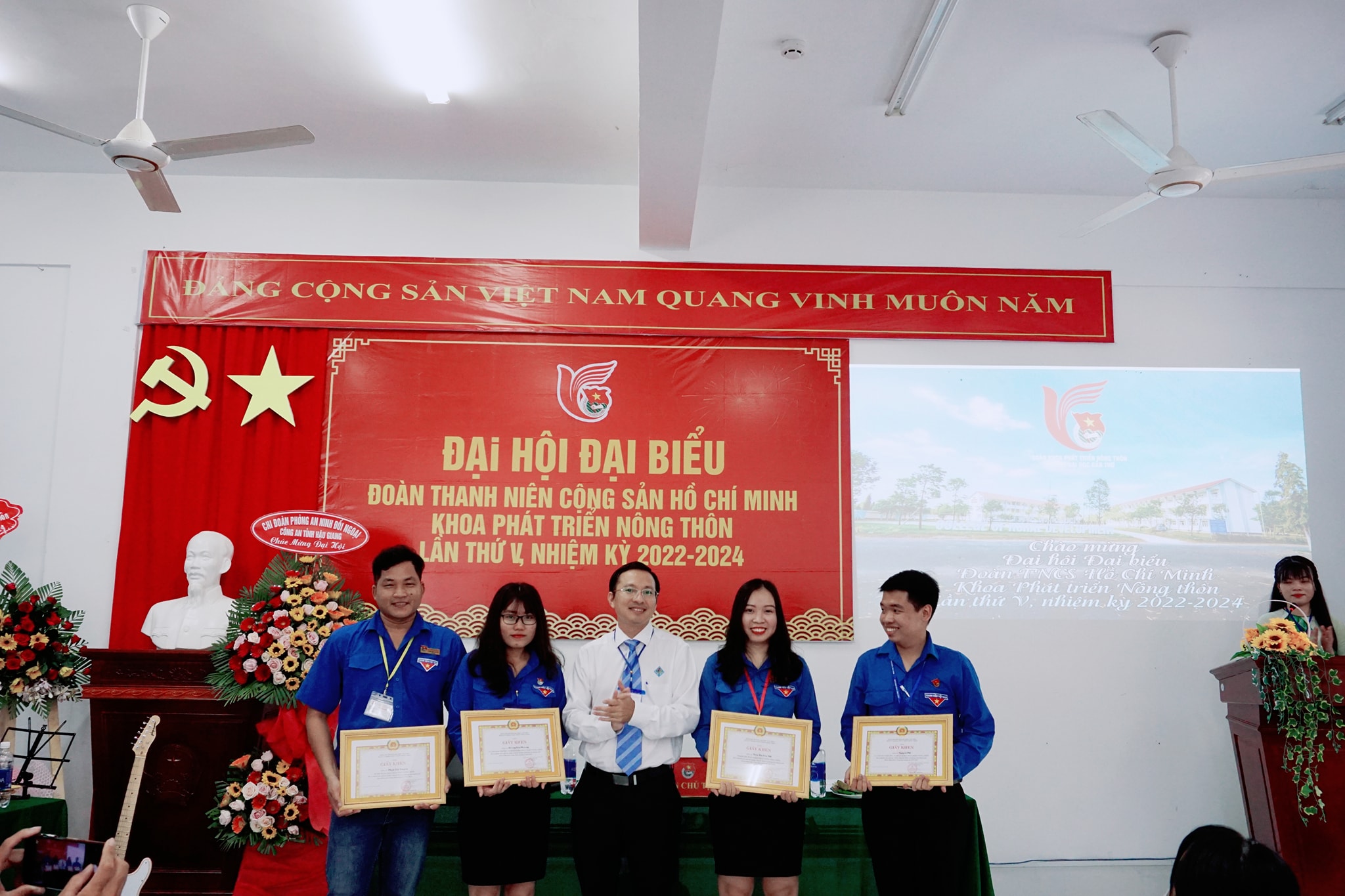 TS Lê Thanh Sơn trao khen thưởng Đảng bộ Khoa PTNT cho các cá nhân