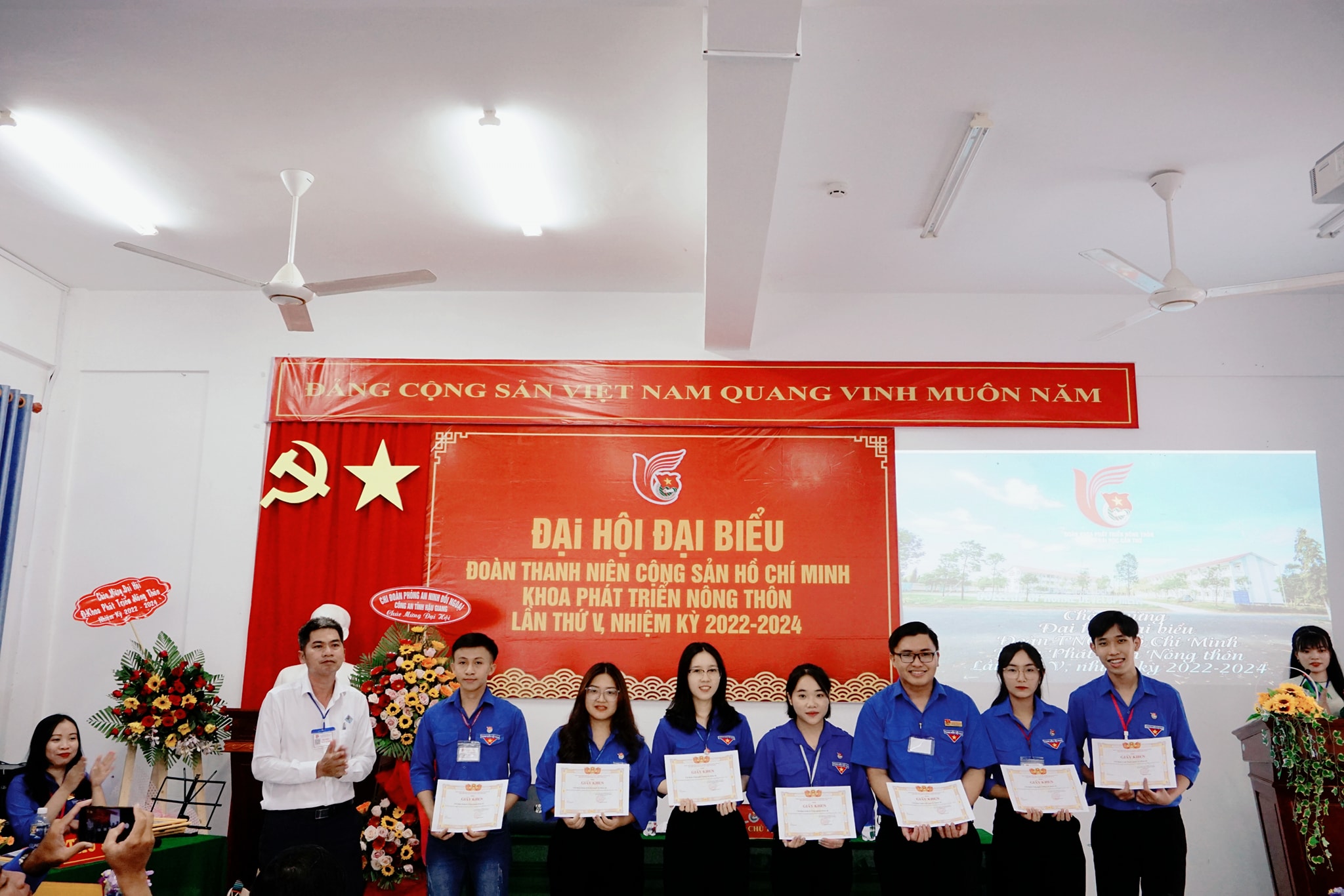 TS Nguyễn Thiết trao giấy khen Đoàn Khoa cho các cá nhân hỗ trợ tốt hoạt động Đoàn Khoa