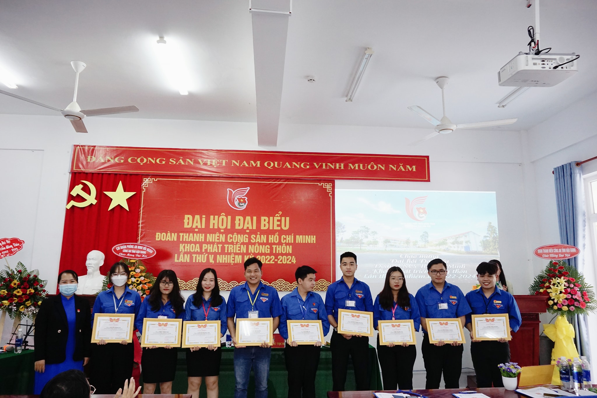 Đ/c Trần Thị Thủy Tiên khen thưởng cho các cá nhân hoàn thành tốt nhiệm vụ công tác Đoàn toàn nhiệm kỳ
